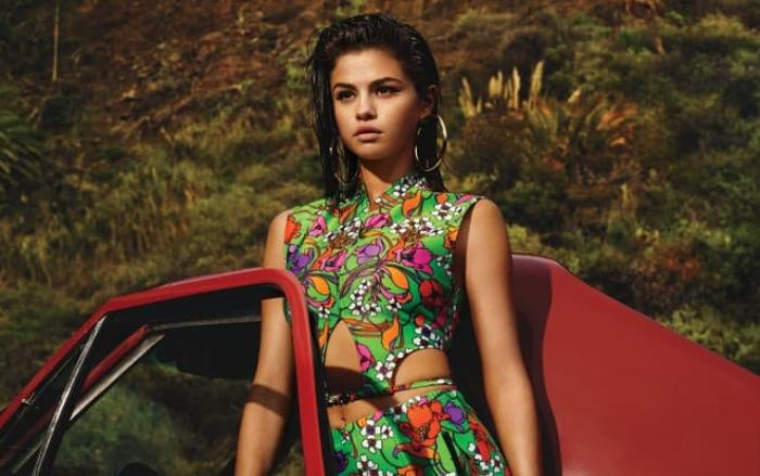 Selena Gomez đi mua trà sữa, vui quá nên tiện thể… khoe luôn với người bán về album sắp trình làng