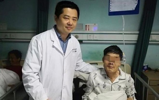 Say rượu, người đàn ông nuốt luôn khối u