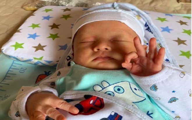Hình ảnh em bé có cử chỉ 'like a boss' khiến cư dân mạng bùng nổ lời khen ngợi