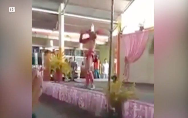 'Chơi lớn', trường học thuê nam vũ công thoát y nhân Ngày của mẹ nhưng bị chỉ trích không thương tiếc