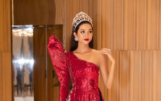 H'Hen Niê chơi lớn với mái tóc suôn dài và áo dài cách tân 'một mất một còn' độc lạ