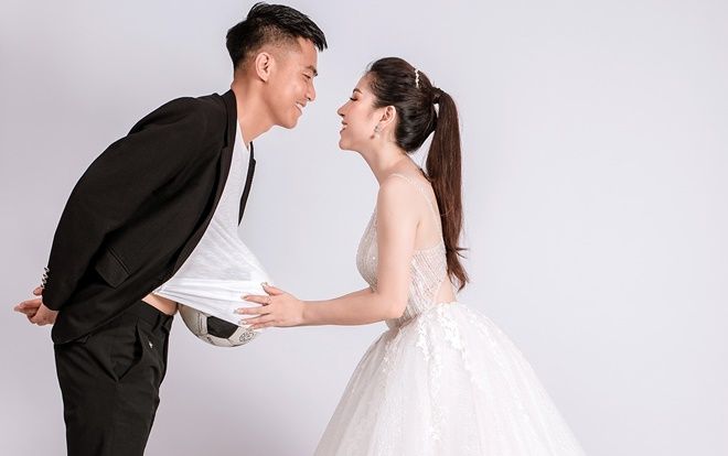 Ảnh cưới độc đáo của cựu trung vệ U23 Việt Nam