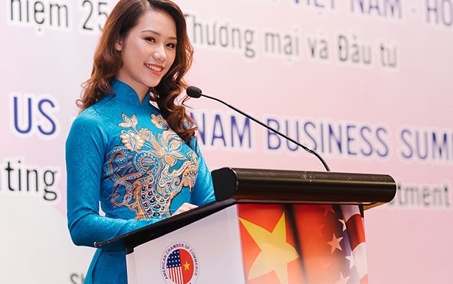 Hoa khôi Ngoại thương tự hào khi dẫn MC Hội nghị thượng đỉnh Kinh doanh Mỹ - Việt