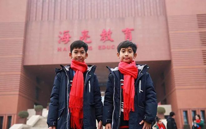 Cậu bé bán rong giỏi 10 ngoại ngữ được tài trợ du học ở Trung Quốc