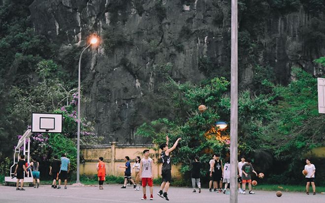 Mùa chia tay ở THPT Chuyên Hạ Long - nơi các cô cậu học trò chơi bóng rổ trên khoảng sân nép mình vào núi…