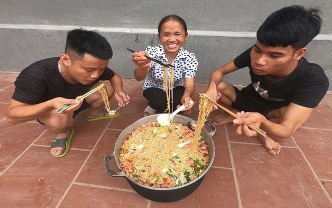 Làm 100 cái đùi gà, rồi đến nồi mì cay khổng lồ, bà cụ U60 chính thức gia nhập đội ngũ Youtuber Việt triệu view