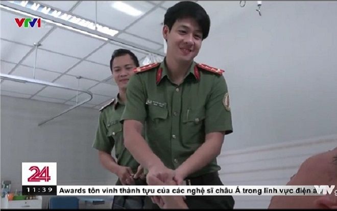 Chỉ vài giây lướt qua trên sóng truyền hình, chàng chiến sỹ công an đã khiến bao cô gái phải 'lùng info'