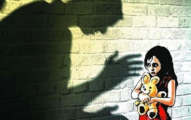 Vừa mãn hạn tù 16 năm tội cưỡng hiếp, nam thanh niên lại giở trò đồi bại với bé gái 9 tuổi bán vé số