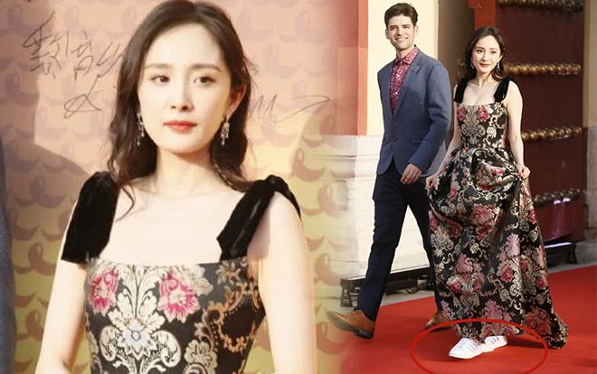 Mặc váy nhưng lại đi giày thể thao dự sự kiện, Dương Mịch thu hút sự chú ý của dân mạng