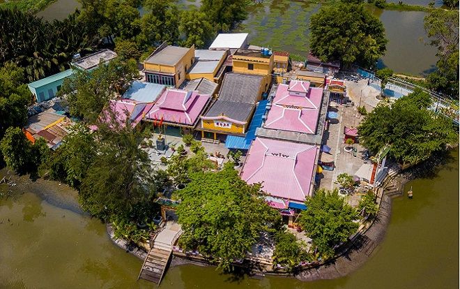 Ngôi đình hơn 150 tuổi nằm giữa dòng kênh ở Sài Gòn