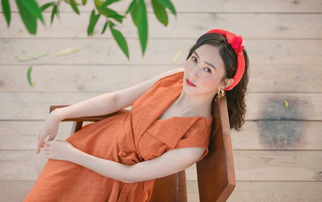 Không diện áo tắm đón Hè, á hậu Hà Thu lặn lội lên rừng hóa nàng thơ