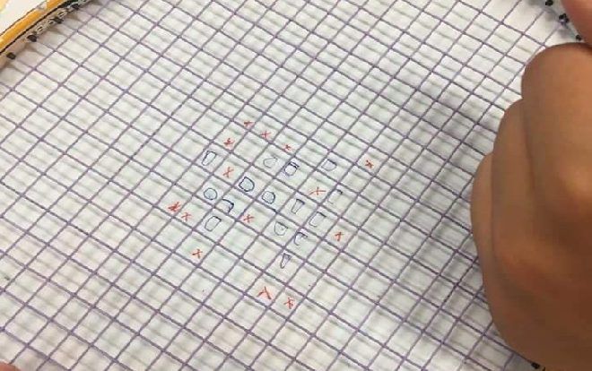 Chẳng tốn giấy kẻ ô ly, tụi học sinh dùng vợt cầu lông chơi cờ caro: IQ vô cực là đây chứ đâu!