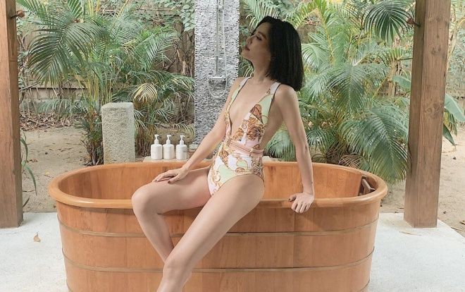 Thấy con gái mặc bikini, mẹ Bích Phương 'tung bả thả thính' siêu hài hước