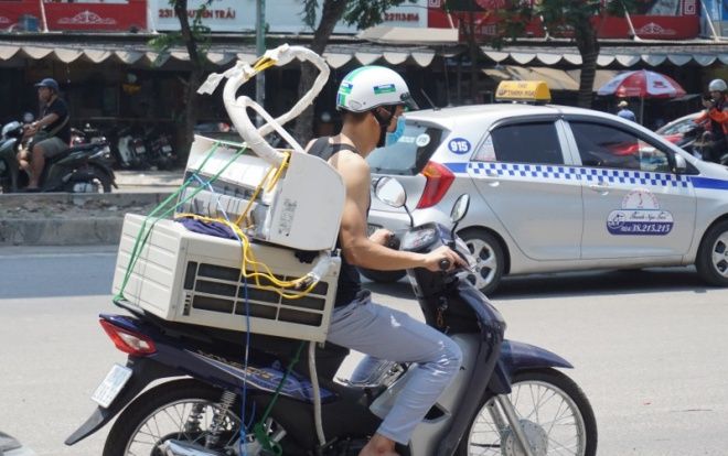 Thợ điều hoà ‘hốt bạc’, làm việc hết công suất vào mùa Hà Nội nắng nóng đỉnh điểm hơn 40 độ C