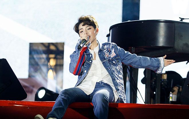 Clip: Vũ Cát Tường sẵn sàng ngồi bệt hát chay phục vụ văn nghệ cho 'quần chúng' tại Hà Nội