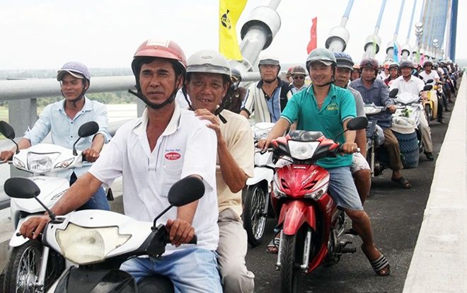 Dân miền Tây ùn ùn tham quan cầu Vàm Cống