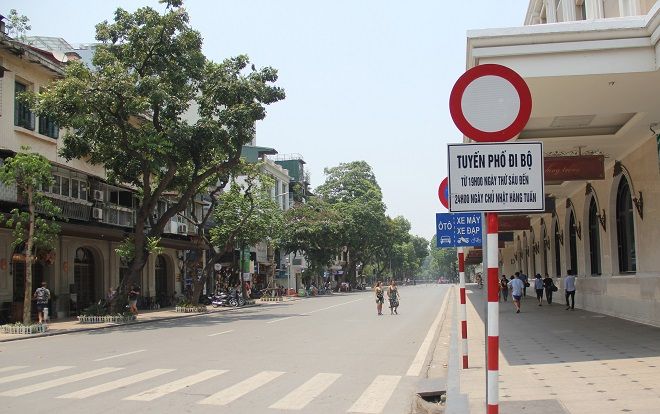 Phố đi bộ Hà Nội vắng tanh giữa ngày nắng nóng đỉnh điểm