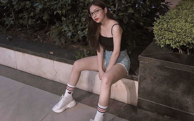 Nhật Lê diện đồ gợi cảm đến sân cổ vũ Quang Hải