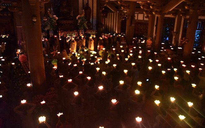 Hàng nghìn Phật tử và người dân đổ về tu viện ở Sài Gòn để thả đèn hoa đăng nhân đại lễ Phật đản