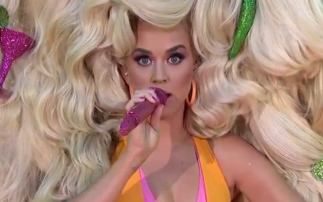 Choáng trước mái tóc khổng lồ đầy 'vật lạ' của Katy Perry tại chung kết American Idol 2019