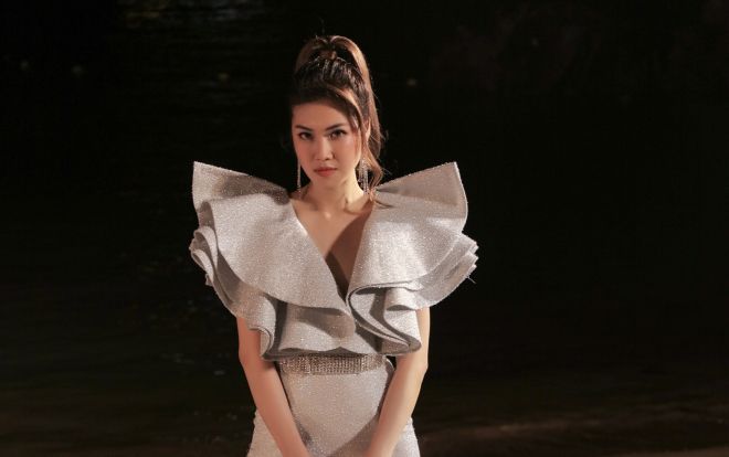 Giải vàng Siêu mẫu 2012 Thu Hằng bắt nhịp xu hướng, xúng xính túi cườm dự sự kiện