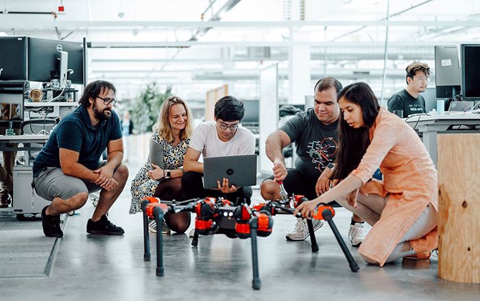 Chẳng ai ngờ Facebook cũng đang phát triển nhiều robot tới mức này