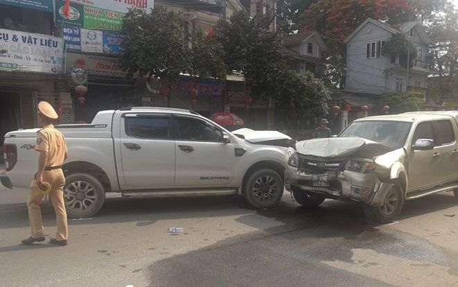 Nghi vợ cặp bồ, chồng dùng dao đâm vợ trọng thương rồi lao xe đấu đầu ô tô 'tình địch'