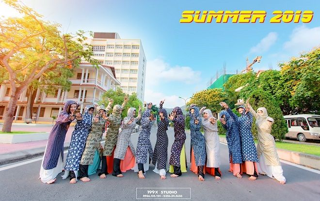 Nắng nóng mà đi chụp ảnh kỷ yếu, có ý tưởng nào 'ngầu' hơn là… hóa thành ninja