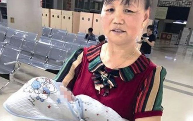 Thấy cô gái trẻ vứt 'xác chó', người lao công mở ra và phát hiện tội ác kinh hoàng