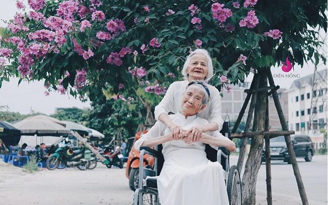 Hình ảnh 2 cụ bà mặc áo dài trắng hóa tuổi đôi mươi khiến nhiều người rung rinh cảm động