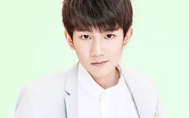 Sau scandal hút thuốc nơi công cộng, Vương Nguyên chủ động tiếp nhận điều tra