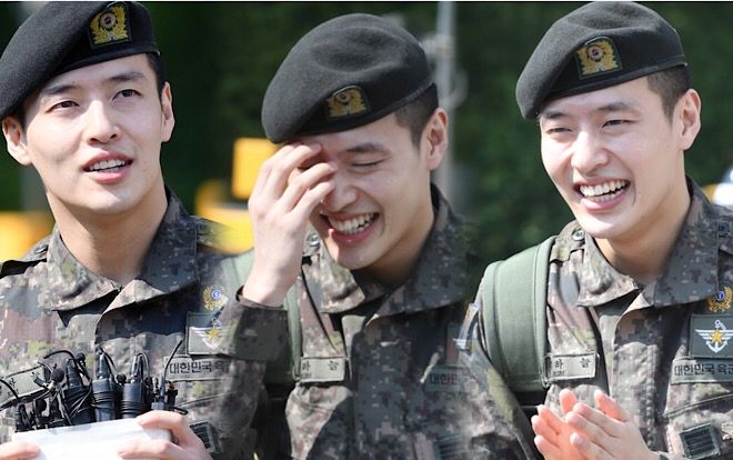 'Bát hoàng tử' Kang Ha Neul 'ngố tàu', cười lúng túng trong ngày xuất ngũ