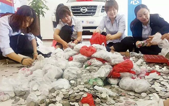 Khách mang 66 túi tiền xu đi mua ô tô, 17 người phải đếm trong 3 ngày mới xong