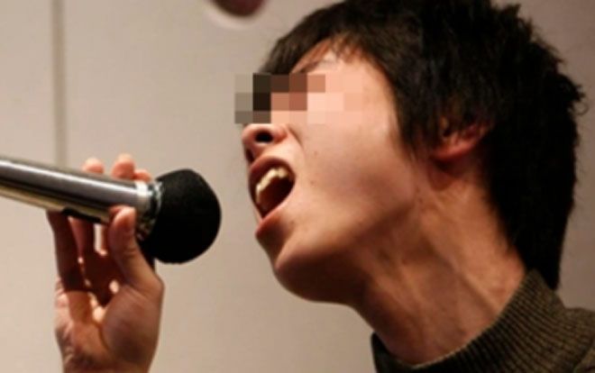 Hát karaoke quá chán, hai người đàn ông bị đánh bầm dập