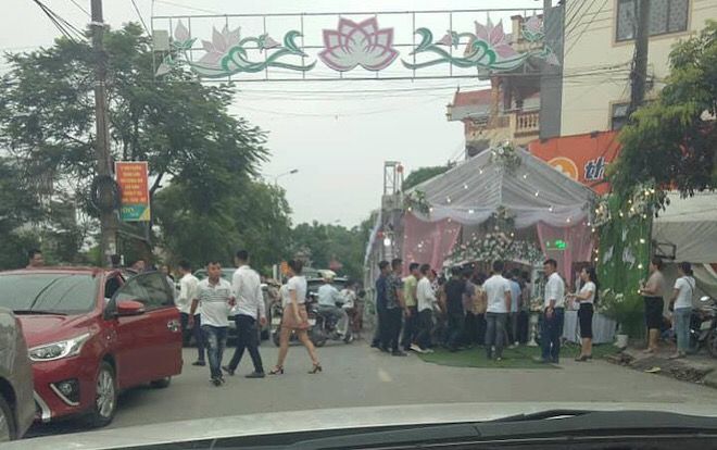 Dựng rạp lấn chiếm lòng lề đường và màn tranh cãi quyết liệt khiến nhiều người 'ngứa mắt'