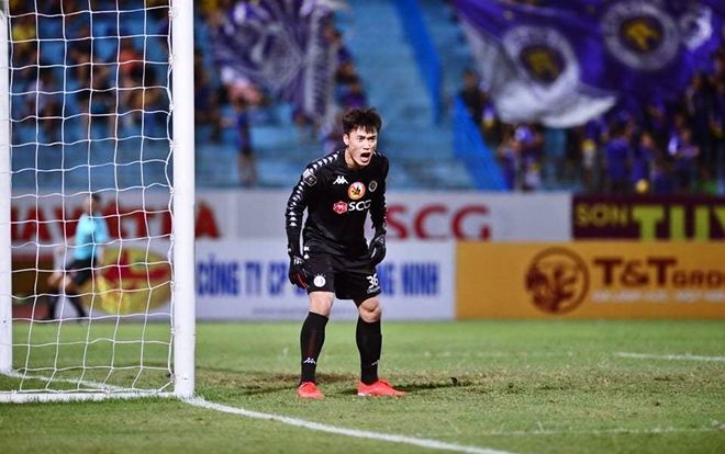 Clip Bùi Tiến Dũng đứng chôn chân, nhận bàn thua thứ 3 trong 2 trận