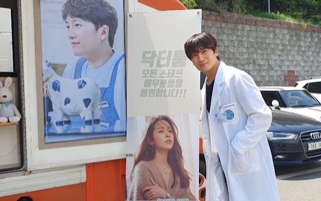 Lee Bo Young có ghen khi Ji Sung cảm ơn quà của Han Ji Min với lời nhắn: 'Anh nhớ em'?