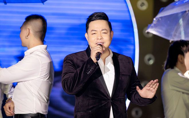 Quang Lê thẳng thắn 'dằn mặt' ca sĩ mắc bệnh ngôi sao trên sân khấu đêm nhạc