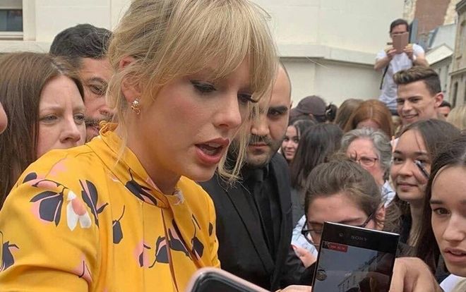 Chuyện Taylor Swift nhất quyết không ký tên tặng người hâm mộ, lý do sau đó sẽ khiến nhiều người bất ngờ…