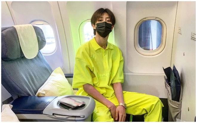 The8 (Seventeen) làm cả khoang máy bay phát sáng vì mặc cây đồ dạ quang xanh lá chuối