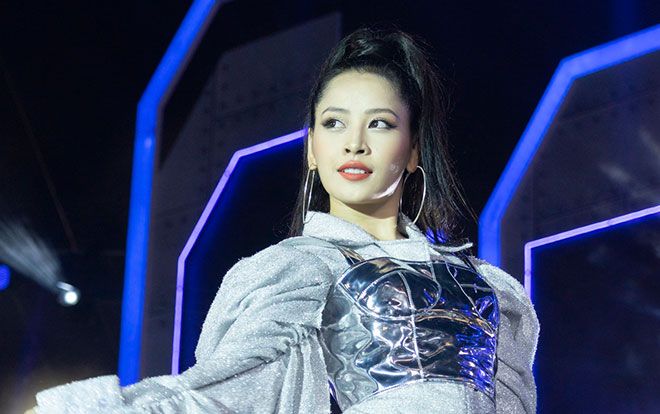 Chi Pu tại đêm nhạc Hà Nội: Giật mình hàng ngàn khán giả hát chuẩn chỉnh theo cả 4 ca khúc… từng gây 'bão' tranh cãi mỗi lần ra mắt