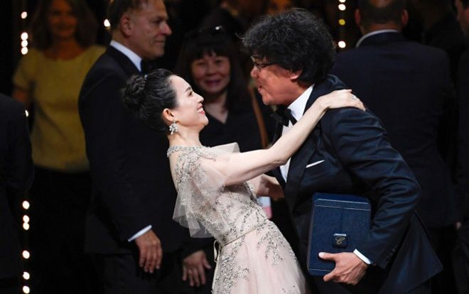 Khoảnh khắc Chương Tử Di ôm chầm lấy đạo diễn 'Ký sinh trùng' tại LHP Cannes 2019 gây sốt