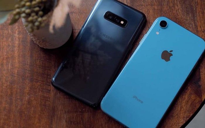 Smartphone cao cấp từ Apple hay Samsung ngày càng đắt, may là vẫn có một điểm 'cứu cánh'