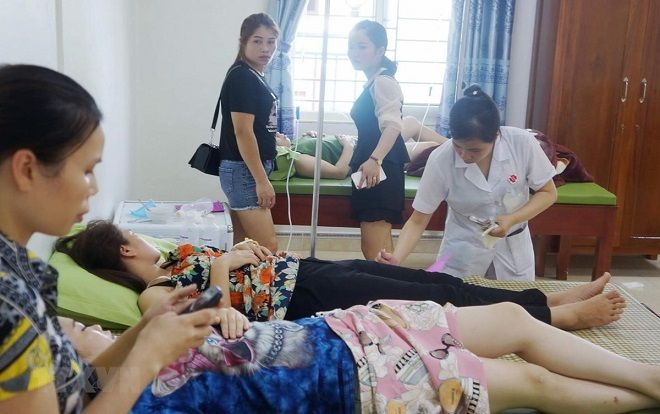 Sau khi ăn hải sản ở biển, hơn 50 người nhập viện cấp cứu