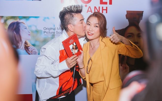 Clip HOT: Đàm Vĩnh Hưng xếp hàng ký đĩa, khẳng định Mỹ Tâm là hiếm có và album OST sẽ là đĩa nhạc của năm!