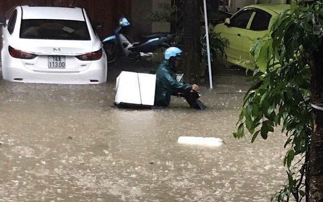 Móng Cái mưa lớn lịch sử: Đường phố chìm trong biển nước, một người bị lũ cuốn