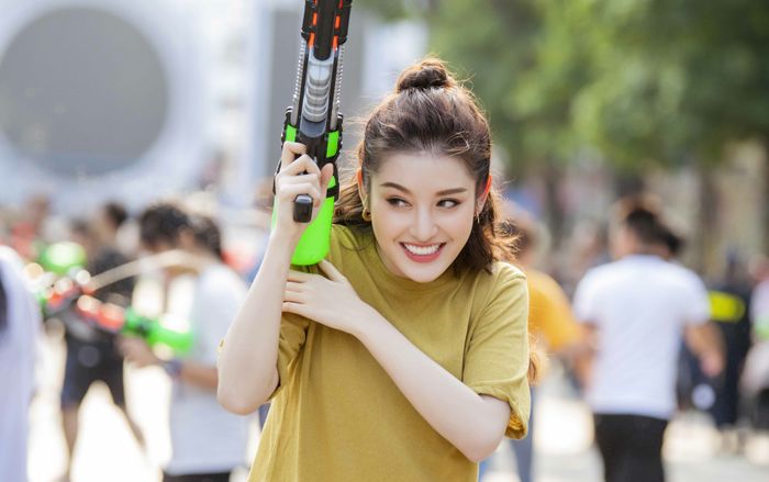 Huyền My mặc áo phông vài chục ngàn, quần legging chơi bắn súng nước ở phố đi bộ