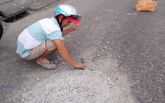 Mặc vợ chờ cơm đến tối, 2 người đàn ông ở Đà Nẵng hì hục đục bỏ khối bê tông giữa đường vì sợ người khác bị tai nạn