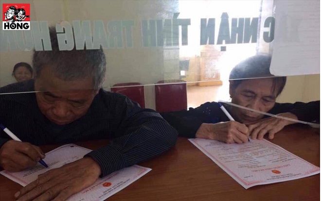 Ngót nghét 50 năm sống chung, cụ ông đưa cụ bà đi đăng ký kết hôn: 'Bà ấy thấy tôi còn đẹp trai nên sợ mấy cô xinh đẹp hốt mất'