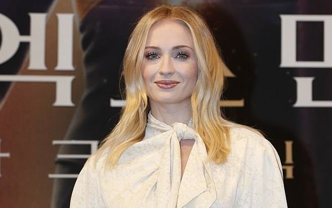 Sophie Turner khoe thần thái sắc sảo trong họp báo ra mắt 'X-Men: Dark Phoenix' tại Hàn Quốc